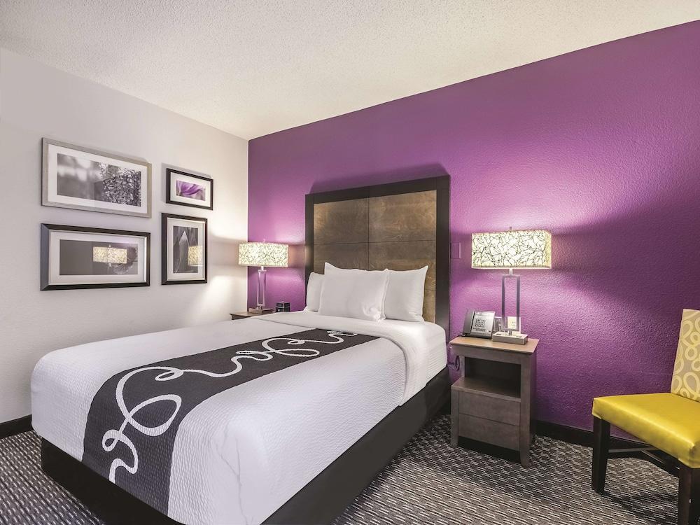 La Quinta By Wyndham Hartford Bradley Airport Hotel